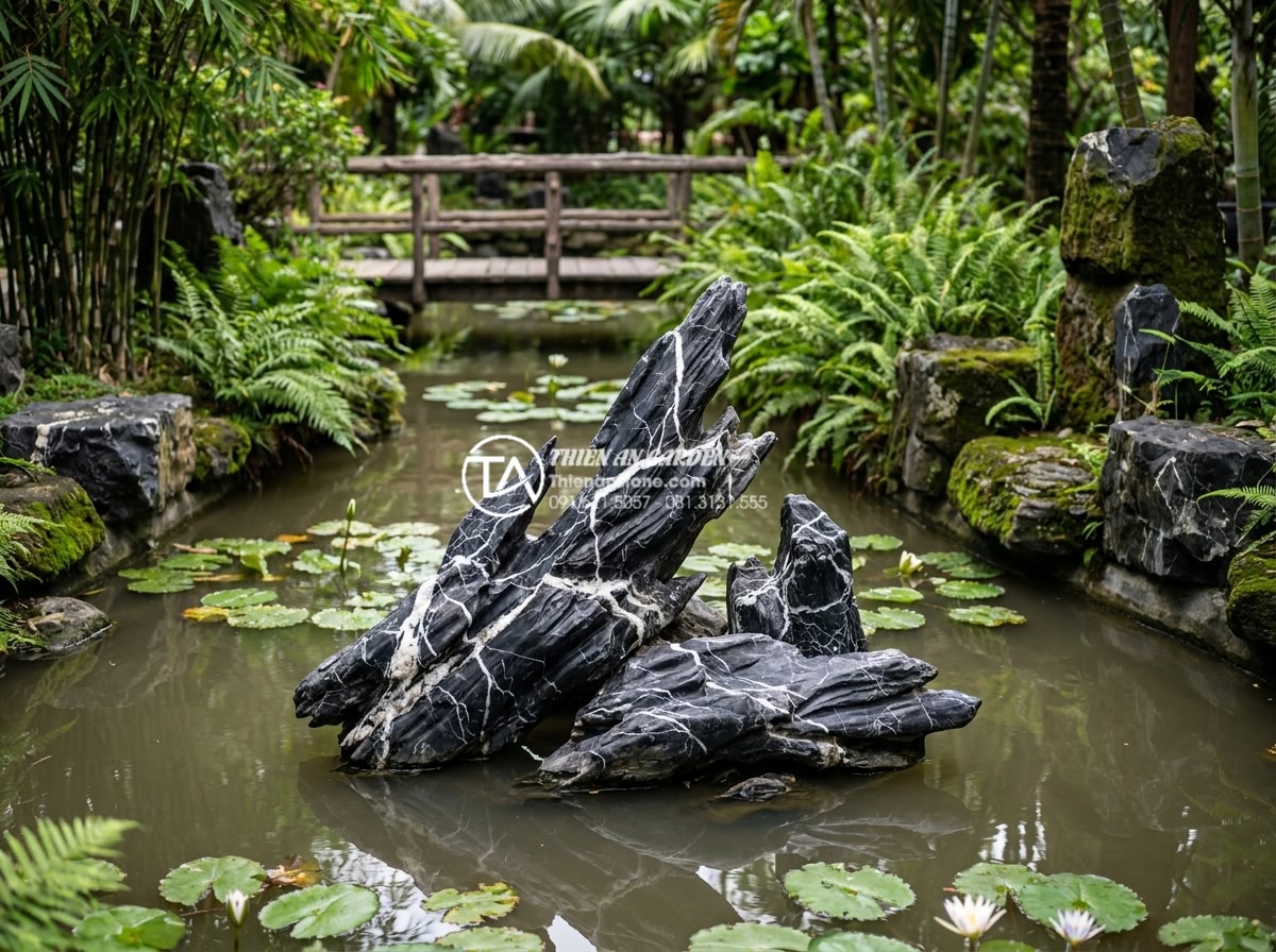 Phân loại gỗ lũa: Lũa chìm, lũa nổi và cách ứng dụng hiệu quả - Hình 6 Phân loại gỗ lũa: Lũa chìm, lũa nổi và cách ứng dụng hiệu quả - Artistic arrangement of floating driftwood in a garden pond surrounded by natura
