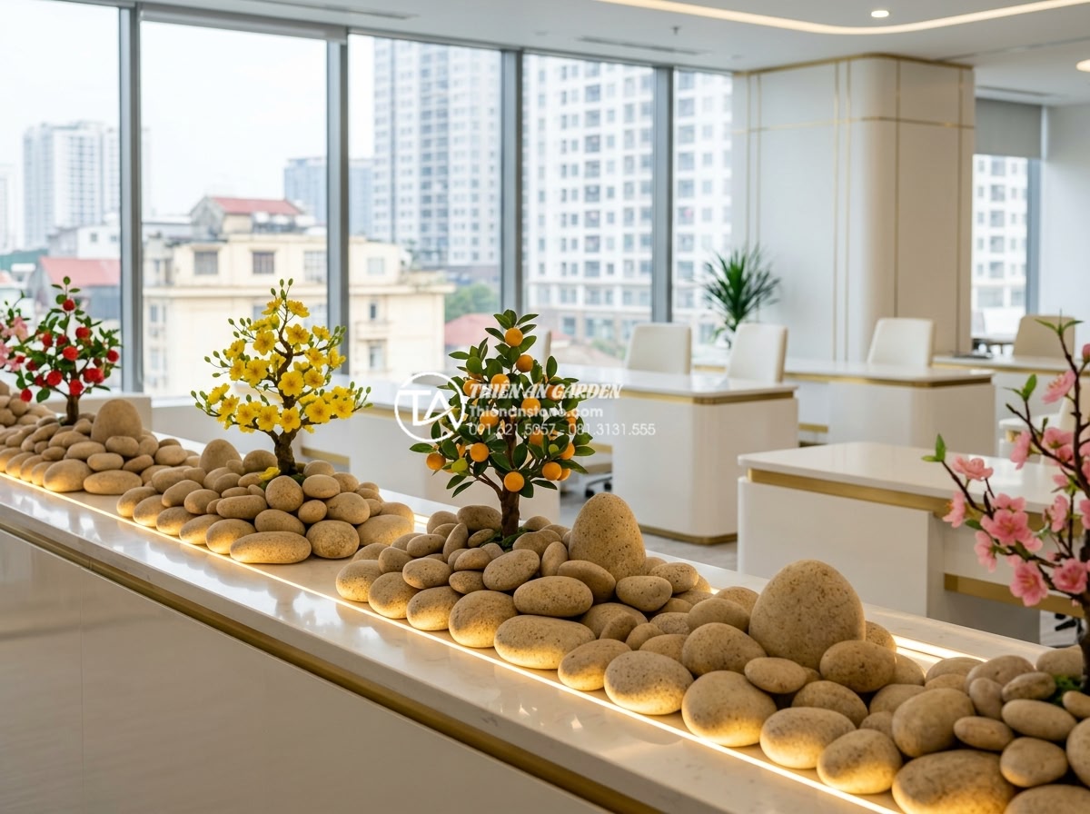 So sánh tiểu cảnh hoa tết đá tự nhiên và đá nhân tạo: Lựa chọn nào tối ưu? - Modern indoor office lobby decorated with multiple artificial stone Tet flower m