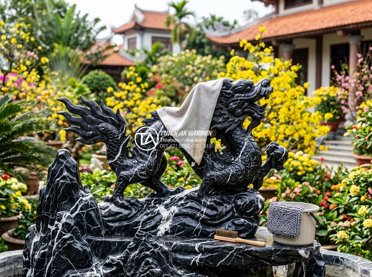Sự kết hợp giữa tượng điêu khắc và tiểu cảnh hoa tết đá cảnh - Maintenance scene of a well-preserved Tet stone landscape garden showing gardene