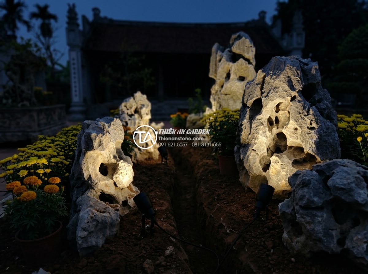 Tầm quan trọng của ánh sáng trong tiểu cảnh hoa tết đá tự nhiên ban đêm - Step-by-step installation process photo of professional LED lighting system bein