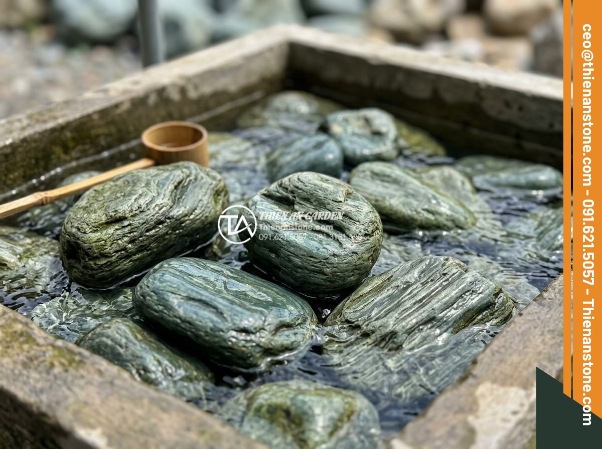 Tiểu cảnh đá cuội cho hồ cá Koi: Những lưu ý an toàn cho cá - Hình 6 Tiểu cảnh đá cuội cho hồ cá Koi: Những lưu ý an toàn cho cá - Professional close-up photography of high quality natural river pebbles being wa