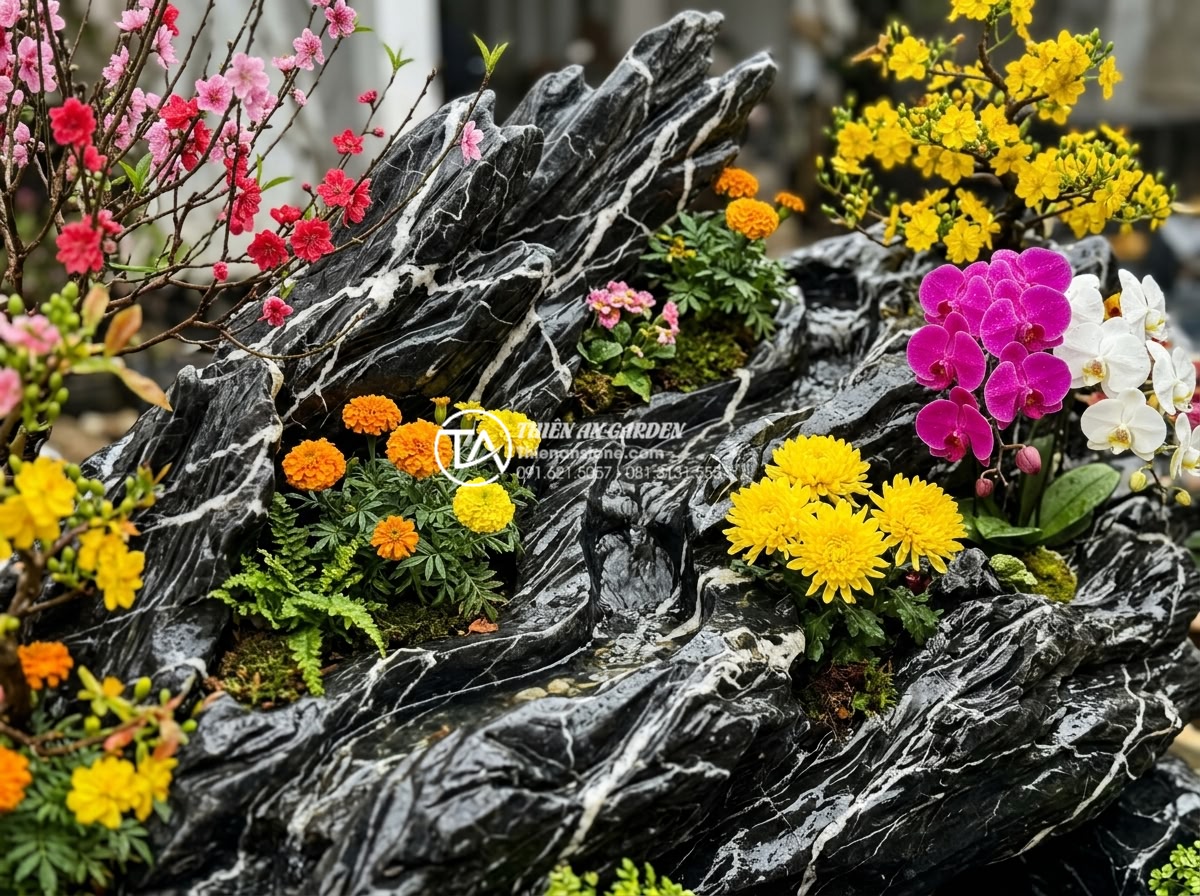Tiểu cảnh hoa tết kết hợp thác nước: Mang hơi thở thiên nhiên vào không gian - Detailed guide illustration of various Tet flowers integrated seamlessly with na