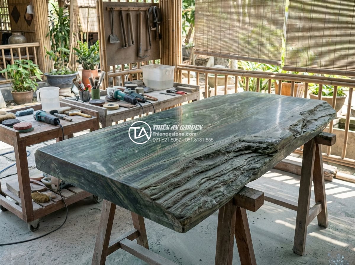 Bàn ghế đá hoa cương (Granite): Đặc điểm, ưu điểm và các mẫu bền đẹp nhất - Hình 6 Bàn ghế đá hoa cương (Granite): Đặc điểm, ưu điểm và các mẫu bền đẹp nhất - Expert stone craftsman carefully inspecting and polishing a large granite tablet
