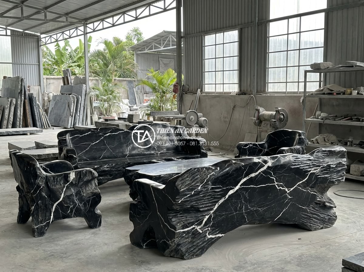 Bàn ghế đá tự nhiên Thanh Hóa: Tại sao được ưa chuộng trong các công trình tâm linh? - High quality image of a customer consulting with experts while examining large n