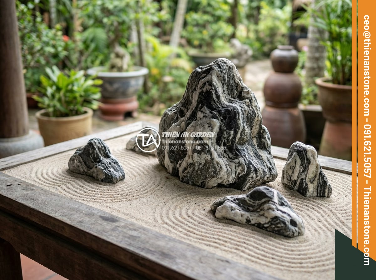 Cách làm tiểu cảnh thiền mini tại nhà chỉ với 7 bước đơn giản - Hình 16 Cách làm tiểu cảnh thiền mini tại nhà chỉ với 7 bước đơn giản - Completed stone arrangement in miniature zen garden with main mountain stone and