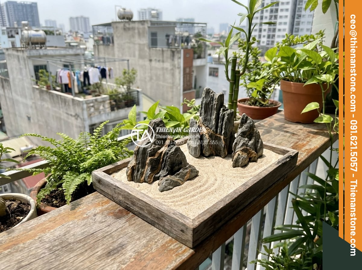 Cách làm tiểu cảnh thiền mini tại nhà chỉ với 7 bước đơn giản - Hình 4 Cách làm tiểu cảnh thiền mini tại nhà chỉ với 7 bước đơn giản - Balcony zen garden setup in tropical climate, small tray with sand and stones pl