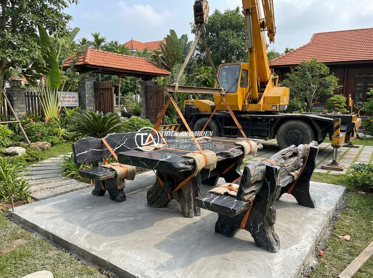 Cách vận chuyển và lắp đặt bàn ghế đá nguyên khối nặng hàng tấn an toàn - Hình 1 Cách vận chuyển và lắp đặt bàn ghế đá nguyên khối nặng hàng tấn an toàn - Professional heavy-duty crane lifting a 2.5-ton monolithic natural stone garden