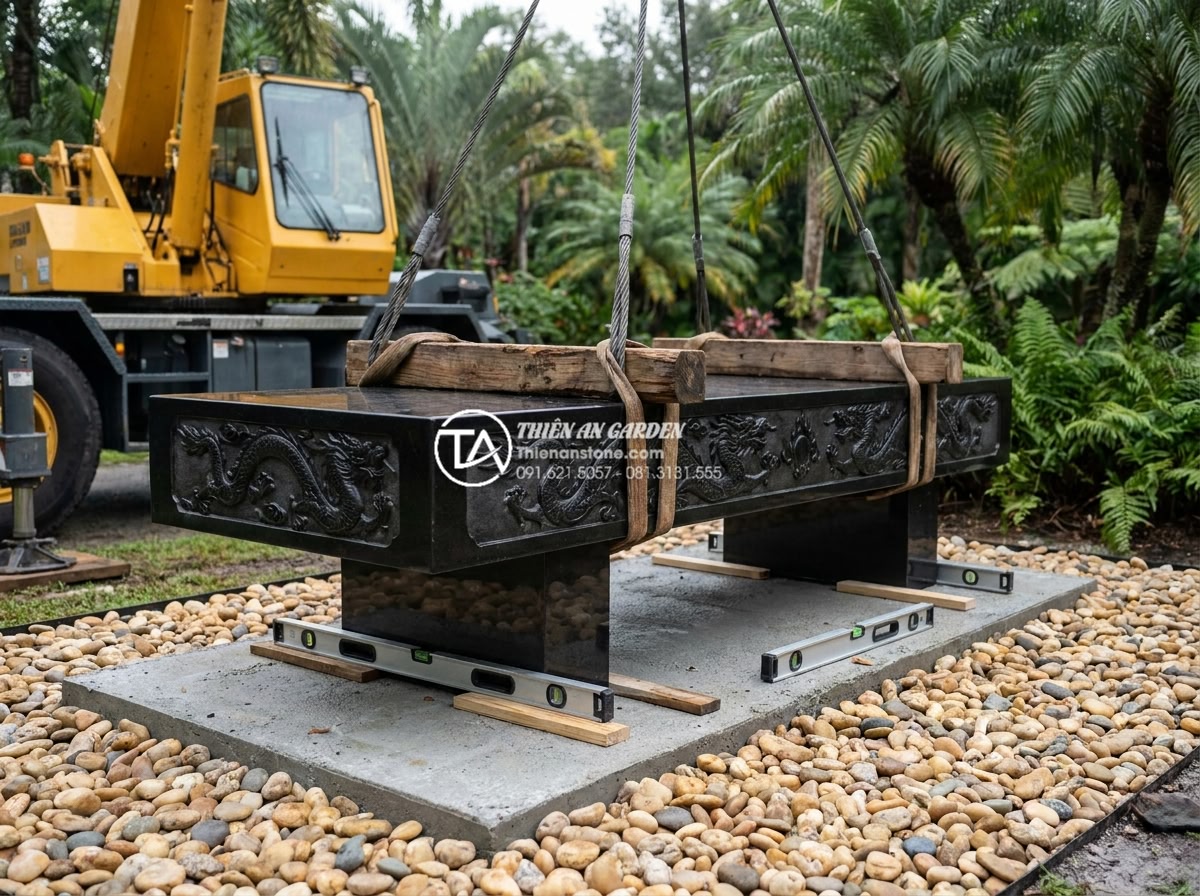 Cách vận chuyển và lắp đặt bàn ghế đá nguyên khối nặng hàng tấn an toàn - Hình 2 Cách vận chuyển và lắp đặt bàn ghế đá nguyên khối nặng hàng tấn an toàn - Team of experienced stone installation specialists using hydraulic jacks and pre