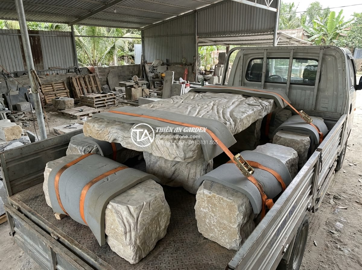 Cách vận chuyển và lắp đặt bàn ghế đá nguyên khối nặng hàng tấn an toàn - Hình 3 Cách vận chuyển và lắp đặt bàn ghế đá nguyên khối nặng hàng tấn an toàn - Certified technicians in safety gear securing a massive 2-ton natural stone tabl