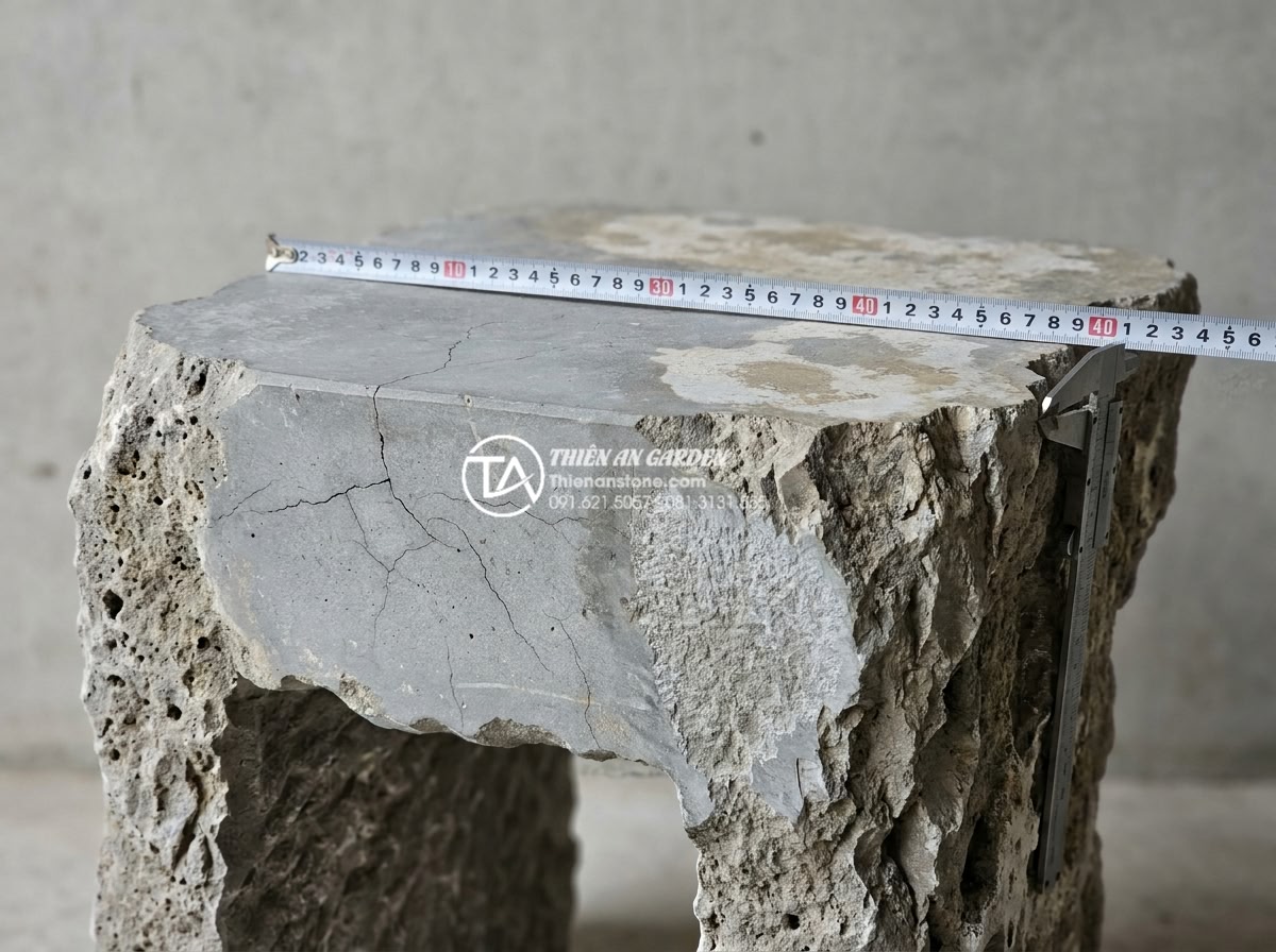 Có nên mua thanh lý bàn ghế đá tự nhiên? 5 lưu ý quan trọng để tránh mất tiền oan - Hình 3 Có nên mua thanh lý bàn ghế đá tự nhiên? 5 lưu ý quan trọng để tránh mất tiền oan - Realistic documentary-style photograph showing common defects in liquidated natu