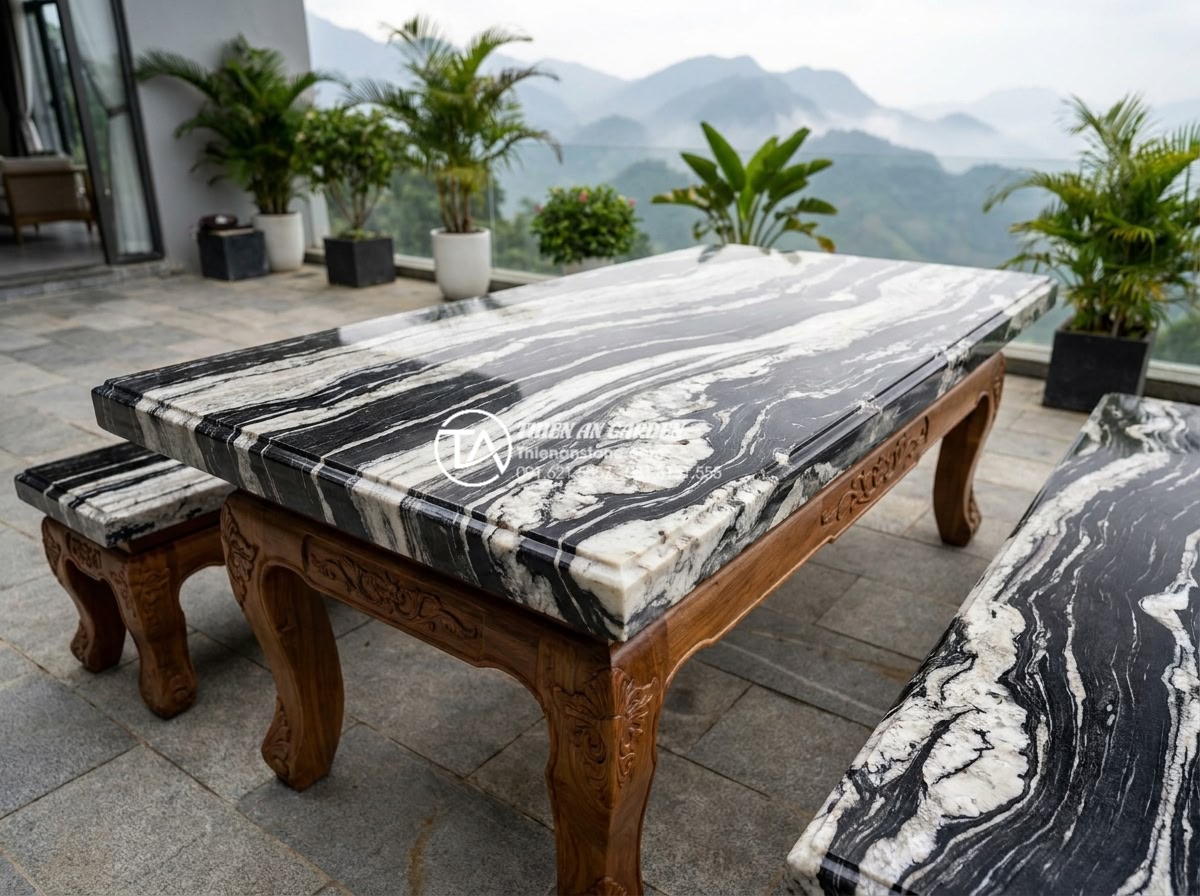 Giá bộ bàn ghế đá hoa cương bao nhiêu tiền? Bảng giá chi tiết tại xưởng - Hình 2 Giá bộ bàn ghế đá hoa cương bao nhiêu tiền? Bảng giá chi tiết tại xưởng - Behind-the-scenes factory photo of skilled artisans hand-carving intricate patte