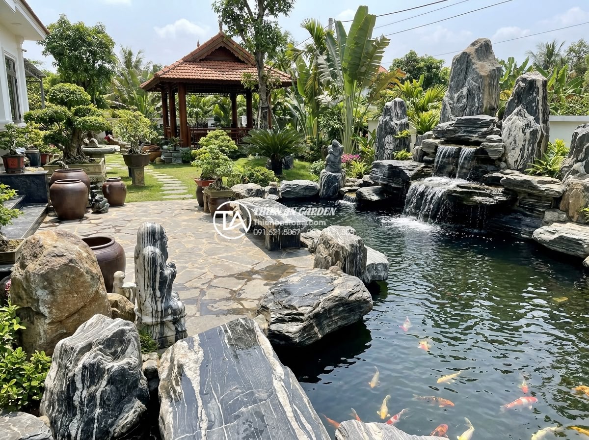 Giải đáp 10 câu hỏi thường gặp (FAQ) về bảo dưỡng tiểu cảnh đá mỹ nghệ - Detailed wide angle view of a luxurious villa garden with well-preserved stone a