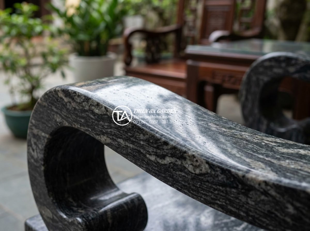 Hướng dẫn vệ sinh và bảo dưỡng bàn ghế đá hoa cương luôn sáng bóng như mới - Hình 2 Hướng dẫn vệ sinh và bảo dưỡng bàn ghế đá hoa cương luôn sáng bóng như mới - Dramatic before-and-after split image of a granite outdoor chair heavily stained