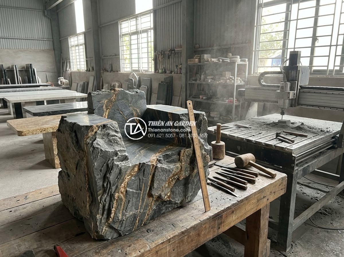 Kích thước tiêu chuẩn của bộ bàn ghế đá tự nhiên theo chuẩn lỗ ban - Hình 8 Kích thước tiêu chuẩn của bộ bàn ghế đá tự nhiên theo chuẩn lỗ ban - High-resolution behind-the-scenes photograph inside a professional Vietnamese st