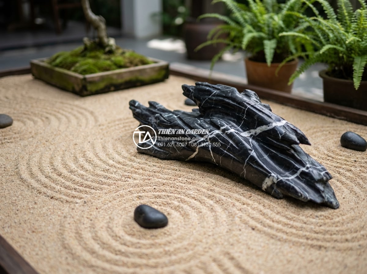 Nghệ thuật cào cát tiểu cảnh thiền: Ý nghĩa các đường vân sóng - Hình 11 Nghệ thuật cào cát tiểu cảnh thiền: Ý nghĩa các đường vân sóng - Close-up of flowing curved wave sand patterns in a Zen garden miniature represen