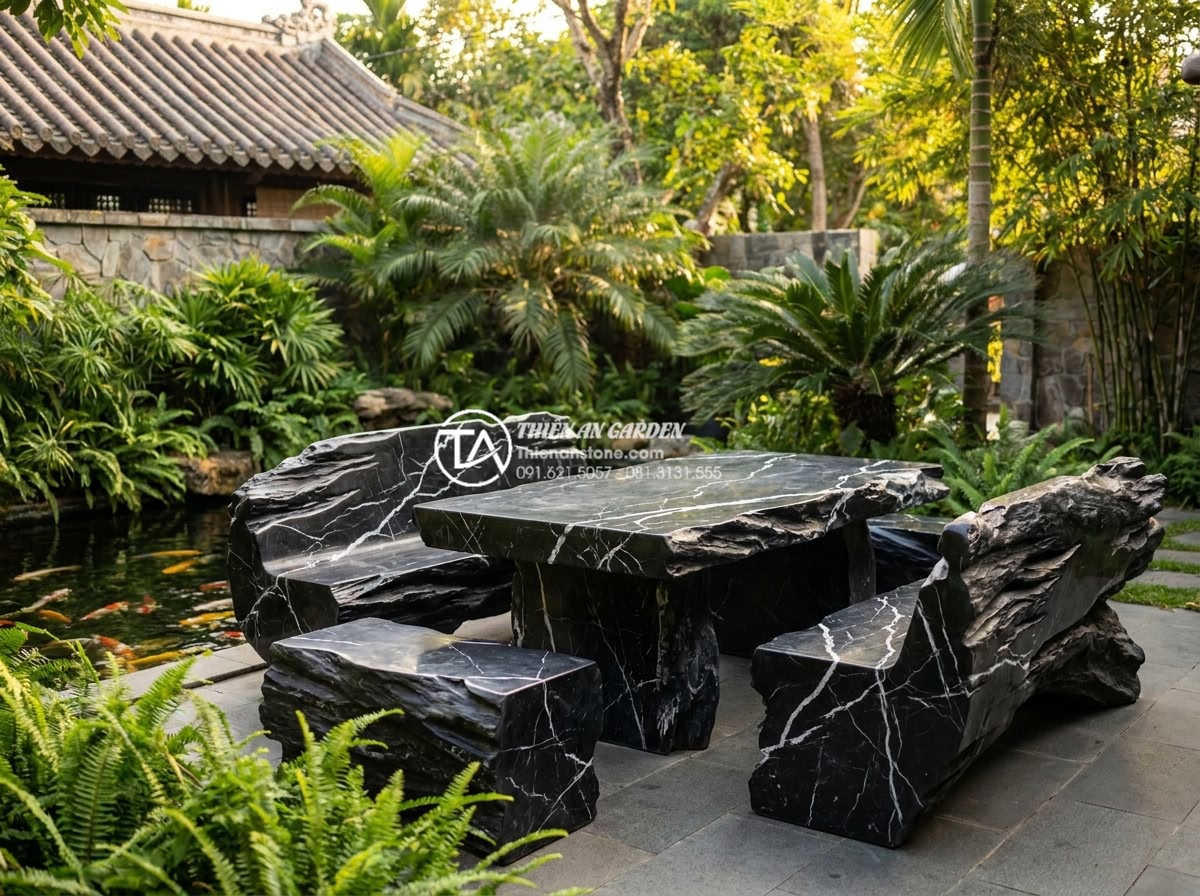 Quy trình chế tác bàn ghế đá nguyên khối từ khối đá thô đến tác phẩm hoàn thiện - Hình 1 Quy trình chế tác bàn ghế đá nguyên khối từ khối đá thô đến tác phẩm hoàn thiện - High-resolution professional photograph of a luxurious monolithic granite garden