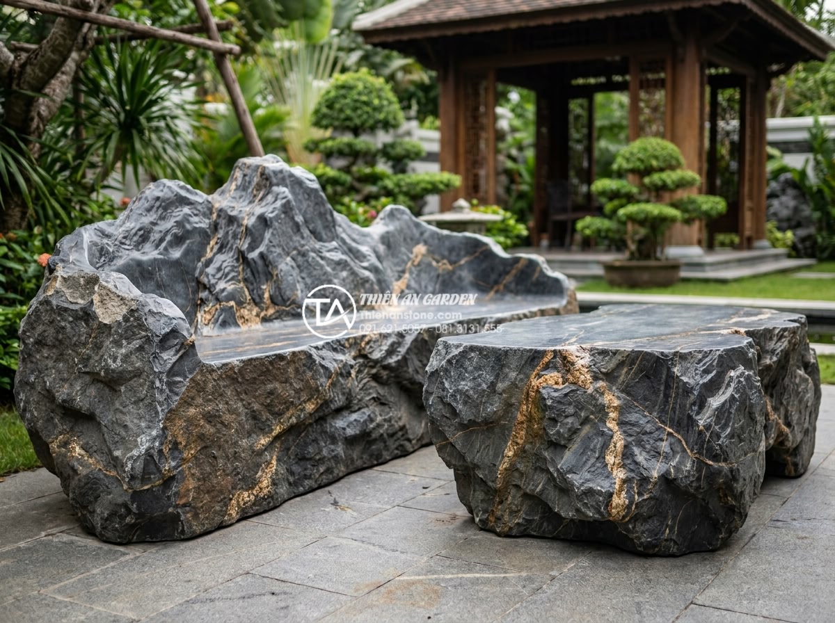 Quy trình chế tác bàn ghế đá nguyên khối từ khối đá thô đến tác phẩm hoàn thiện - Hình 19 Quy trình chế tác bàn ghế đá nguyên khối từ khối đá thô đến tác phẩm hoàn thiện - Professional team from Da Canh Thien An company posing proudly next to a complet