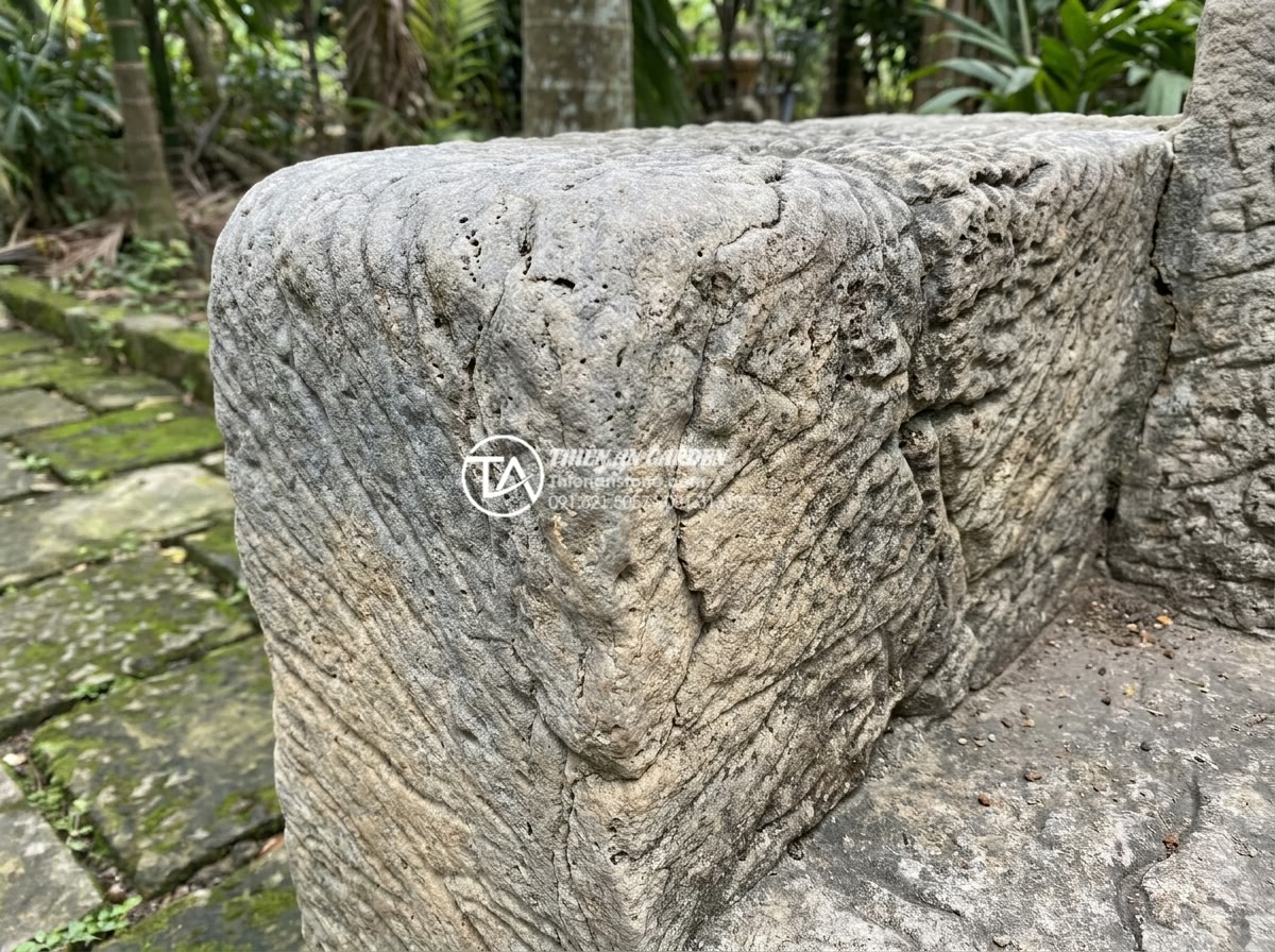 So sánh bàn ghế đá hoa cương và đá Marble: Loại nào tốt hơn cho ngoài trời? - Hình 4 So sánh bàn ghế đá hoa cương và đá Marble: Loại nào tốt hơn cho ngoài trời? - Side-by-side comparison photo of granite versus marble outdoor chair armrest aft