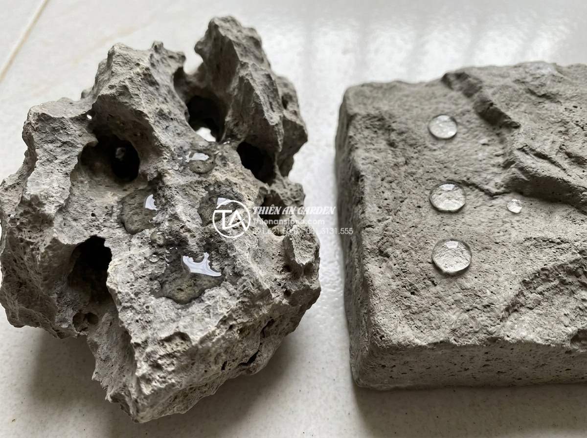 So sánh đá tự nhiên và đá nhân tạo trong thi công cây ôm đá - Hình 6 So sánh đá tự nhiên và đá nhân tạo trong thi công cây ôm đá - Scientific macro photograph demonstrating water absorption test on natural porou