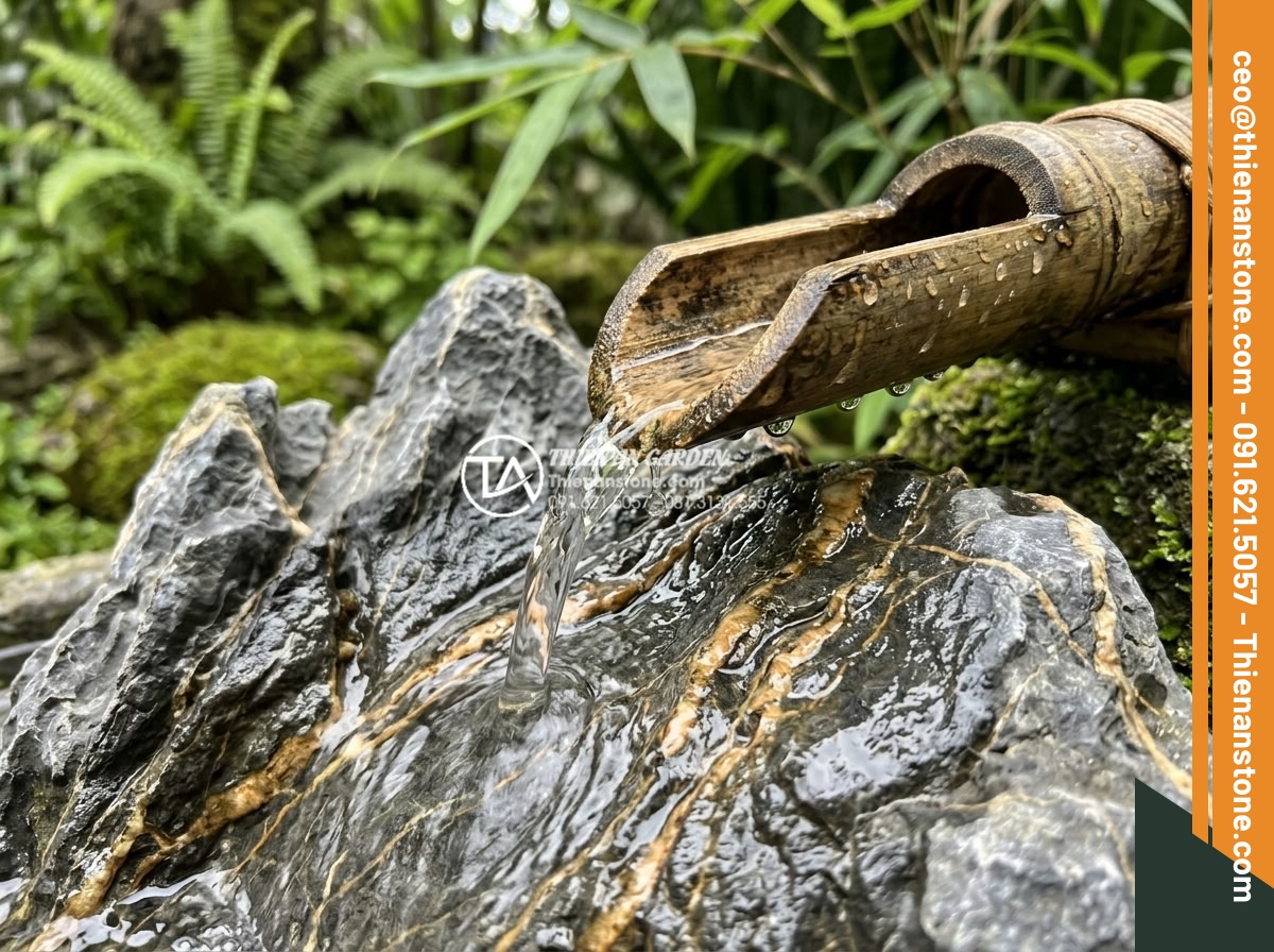 Thiết kế tiểu cảnh suối tre: Mang thanh âm tĩnh lặng vào không gian thiền - Detailed macro shot of bamboo water channel with water droplets and gentle flow 
