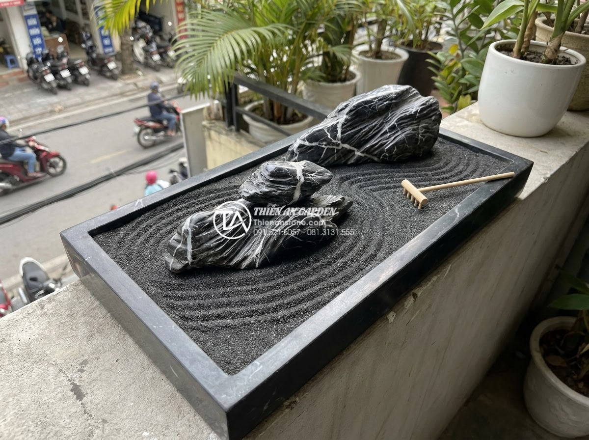 Top 50+ mẫu tiểu cảnh thiền đẹp dẫn đầu xu hướng thiết kế 2026 - Modern small-scale Zen garden tabletop or balcony version with carved stone acce