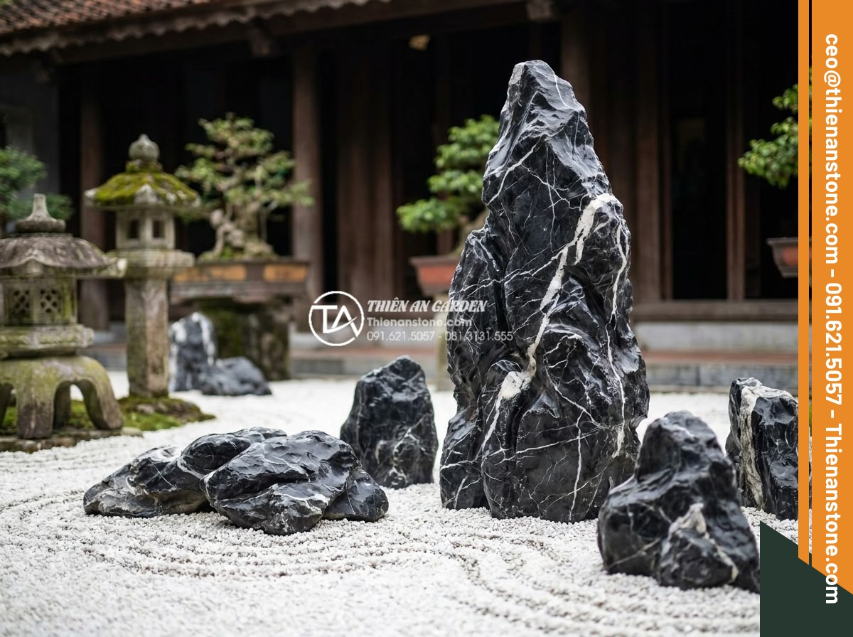 Ý nghĩa của đá trong tiểu cảnh thiền: Cách chọn và sắp đặt chuẩn phong thủy - Harmonious Zen garden stone grouping with focal tall rock surrounded by supporti