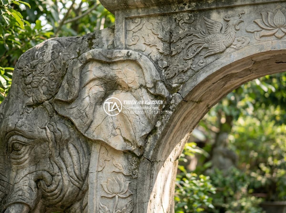 Ý tưởng thiết kế cổng làng thu nhỏ trong kiến trúc sân vườn biệt thự - Elegant close-up of stone carvings on a small traditional gate design for villa 