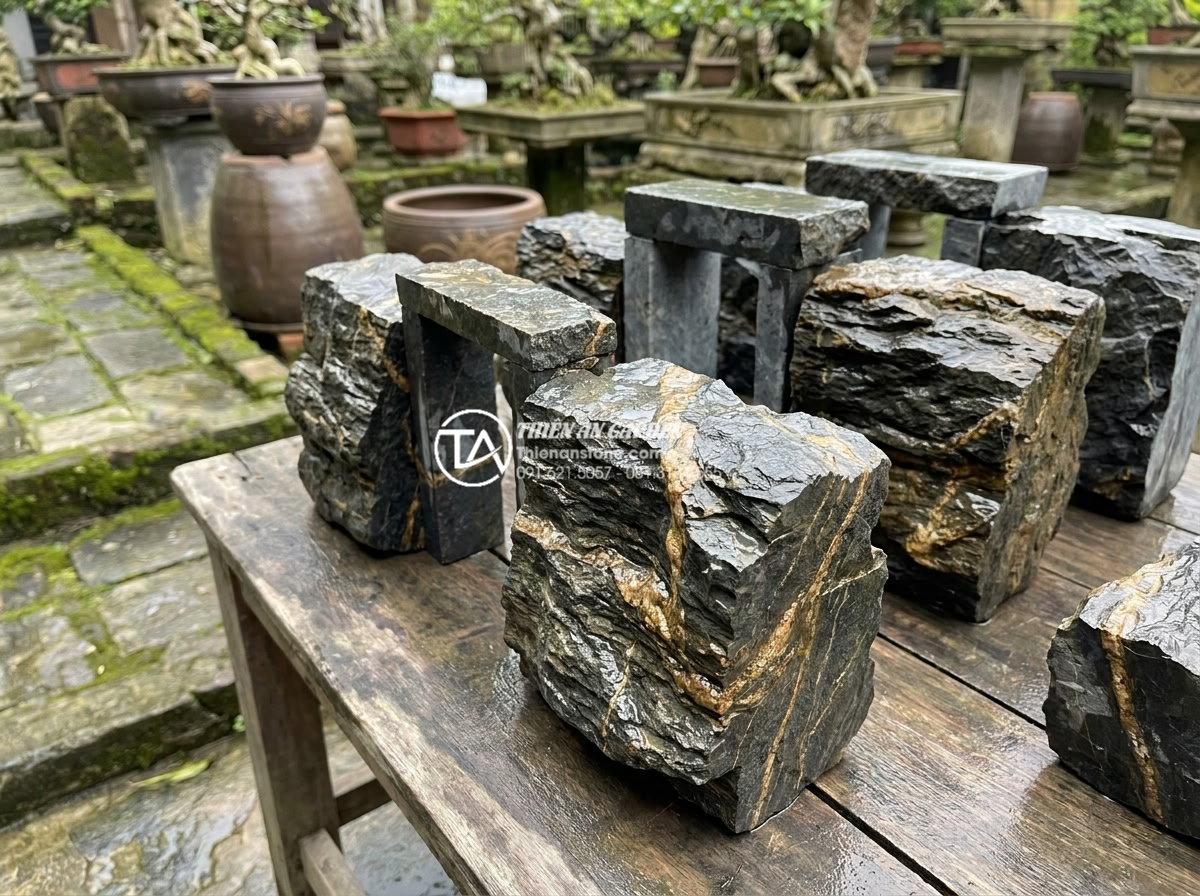 Ý tưởng thiết kế cổng làng thu nhỏ trong kiến trúc sân vườn biệt thự - High-quality natural stone blocks being prepared for miniature gate construction