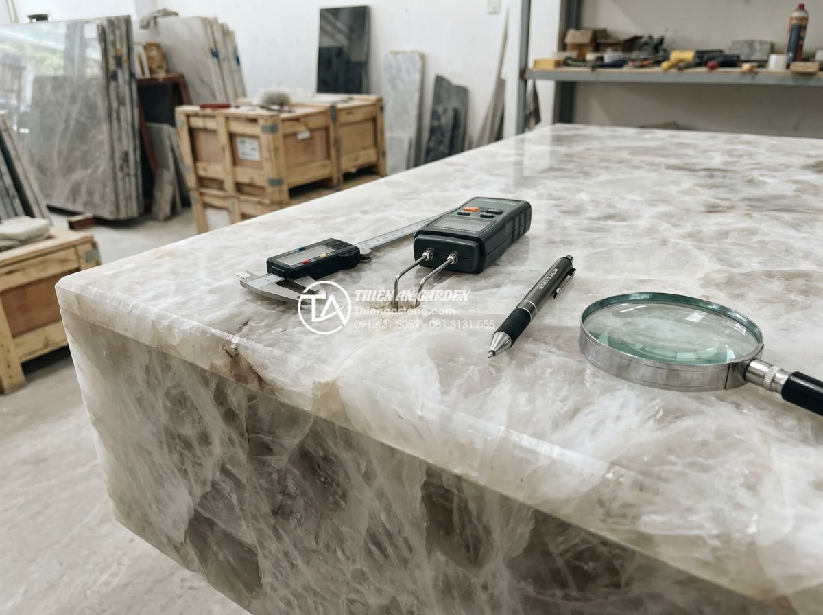 Bàn ghế đá tự nhiên hợp mệnh Kim: Nên chọn loại đá và màu sắc nào? - Hình 7 Bàn ghế đá tự nhiên hợp mệnh Kim: Nên chọn loại đá và màu sắc nào? - Technical inspection scene showing a quality control expert from Thien An Stone