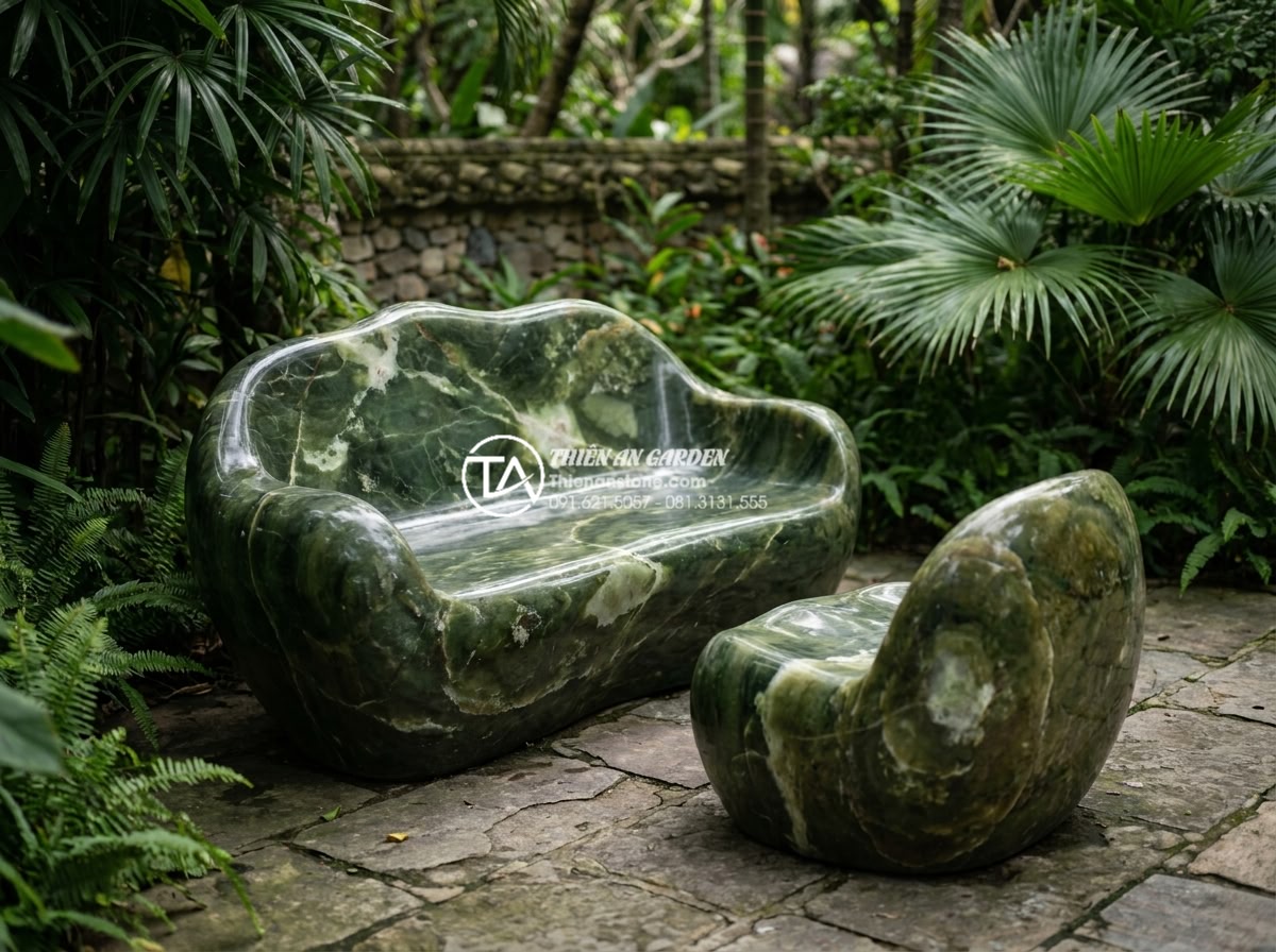Bàn ghế đá tự nhiên hợp mệnh Thổ: Tăng cường vượng khí cho gia chủ - Hình 3 Bàn ghế đá tự nhiên hợp mệnh Thổ: Tăng cường vượng khí cho gia chủ - Close-up professional photograph of premium natural yellow and brown stone bench