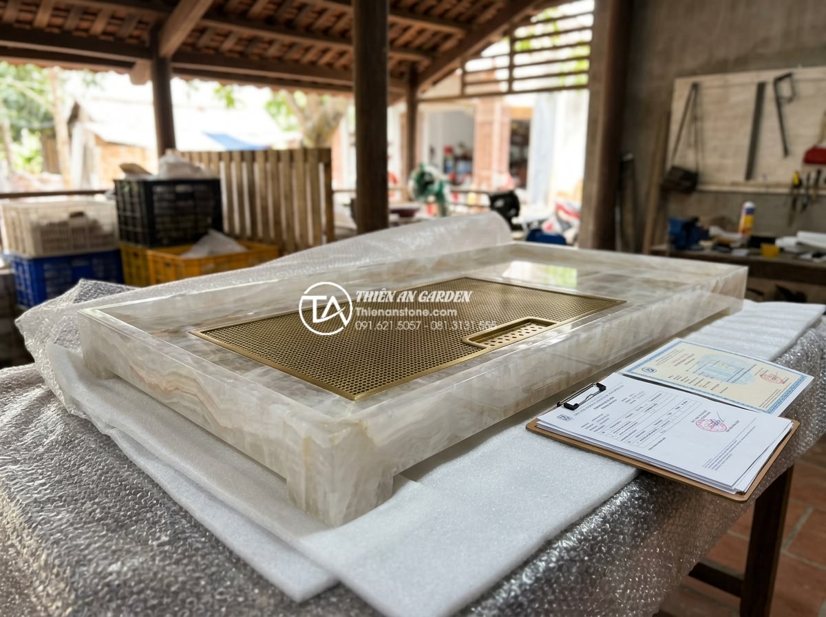 Bàn trà đá bán quý (Quarts, Amethyst): Đẳng cấp sưu tầm của đại gia - Hình 18 Bàn trà đá bán quý (Quarts, Amethyst): Đẳng cấp sưu tầm của đại gia - Investment perspective shot of rare large quartz coffee table being carefully pa
