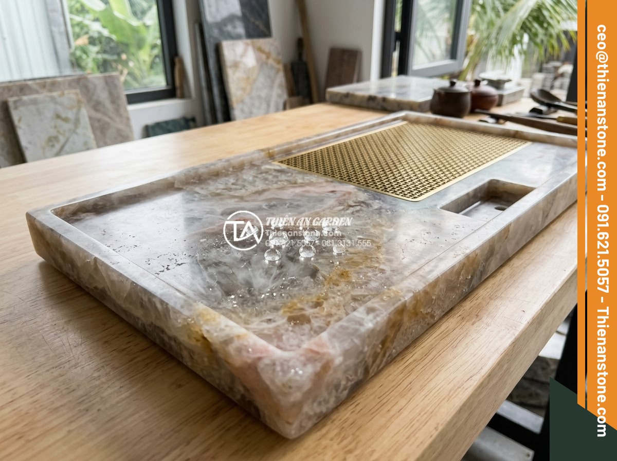 Bàn trà đá lũa: Sự kết hợp độc đáo giữa tạo hóa và bàn tay nghệ nhân - Hình 6 Bàn trà đá lũa: Sự kết hợp độc đáo giữa tạo hóa và bàn tay nghệ nhân - Professional inspection of a finished lava stone tea table showing close-up of t