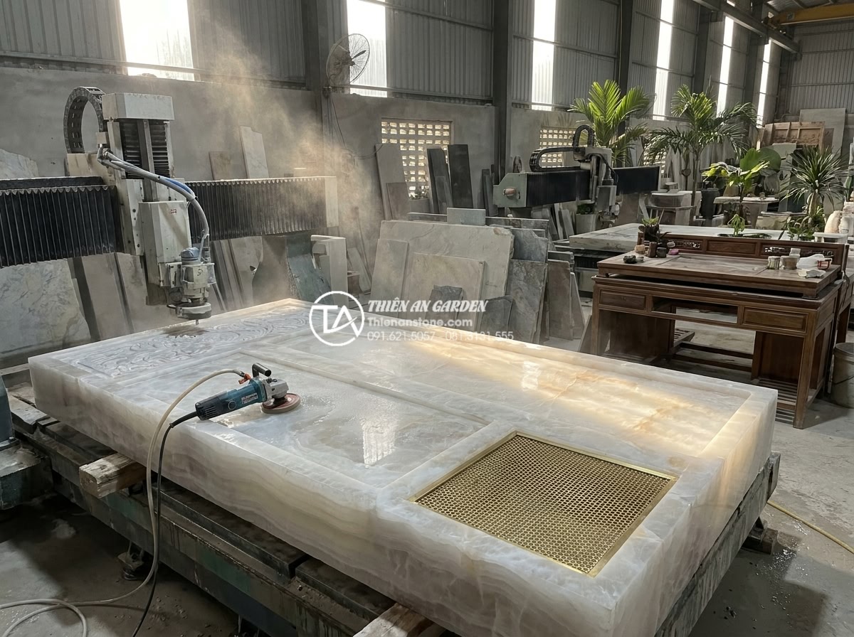 Bàn trà đá tuyết sơn nguyên khối: Vẻ đẹp độc bản từ những đường vân - Detailed behind-the-scenes view inside a professional stone workshop showing art