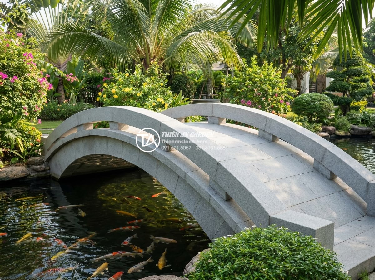 Cách chọn đá tự nhiên làm cầu sân vườn bền bỉ và không bị rêu mốc - High-resolution professional photograph of an elegant natural stone garden bridg