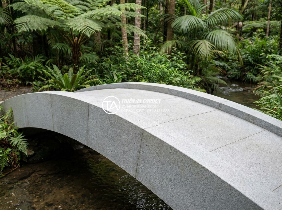 Cách chọn đá tự nhiên làm cầu sân vườn bền bỉ và không bị rêu mốc - Long-term durability showcase image of a natural stone garden bridge after 15 ye