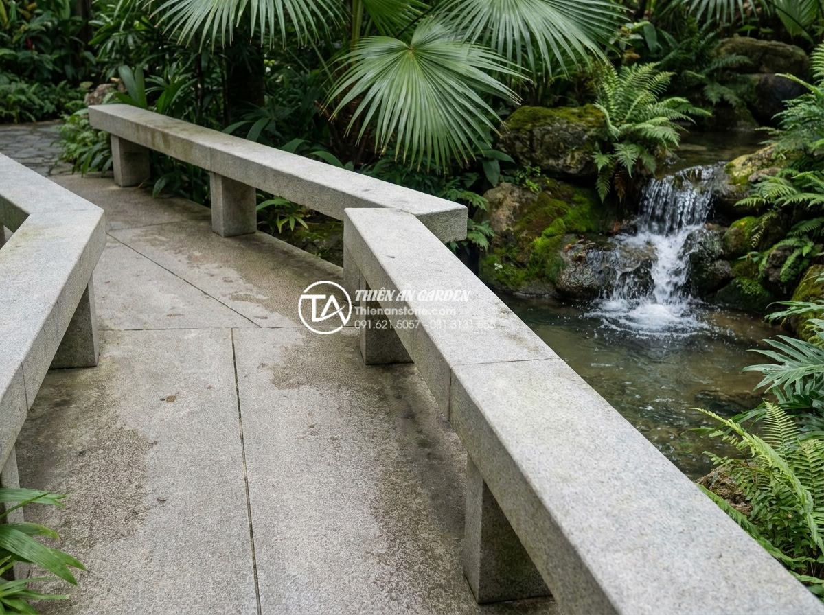 Cách chọn đá tự nhiên làm cầu sân vườn bền bỉ và không bị rêu mốc - Detailed close-up image of a durable granite stone garden bridge walkway and han