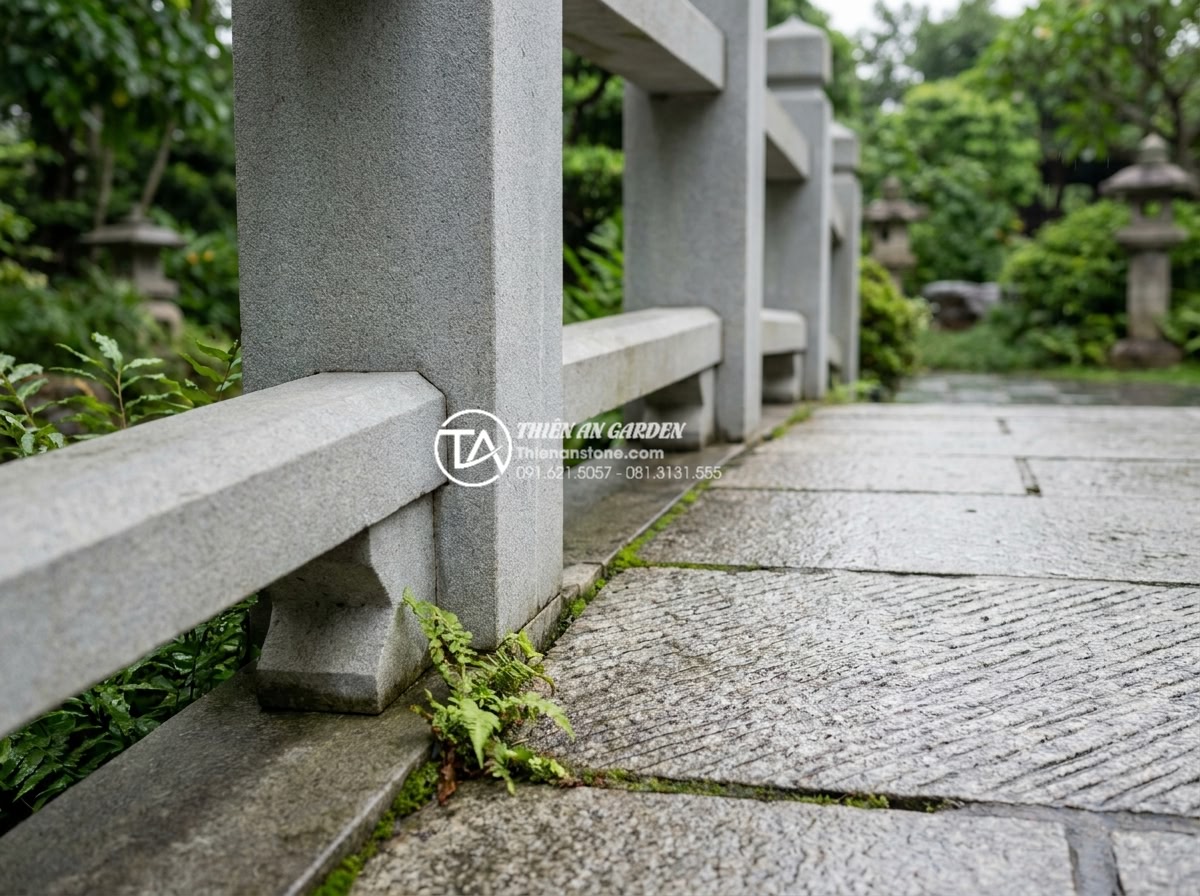 Cách chọn đá tự nhiên làm cầu sân vườn bền bỉ và không bị rêu mốc - Technical close-up of granite stone bridge railing joints and anti-slip surface 
