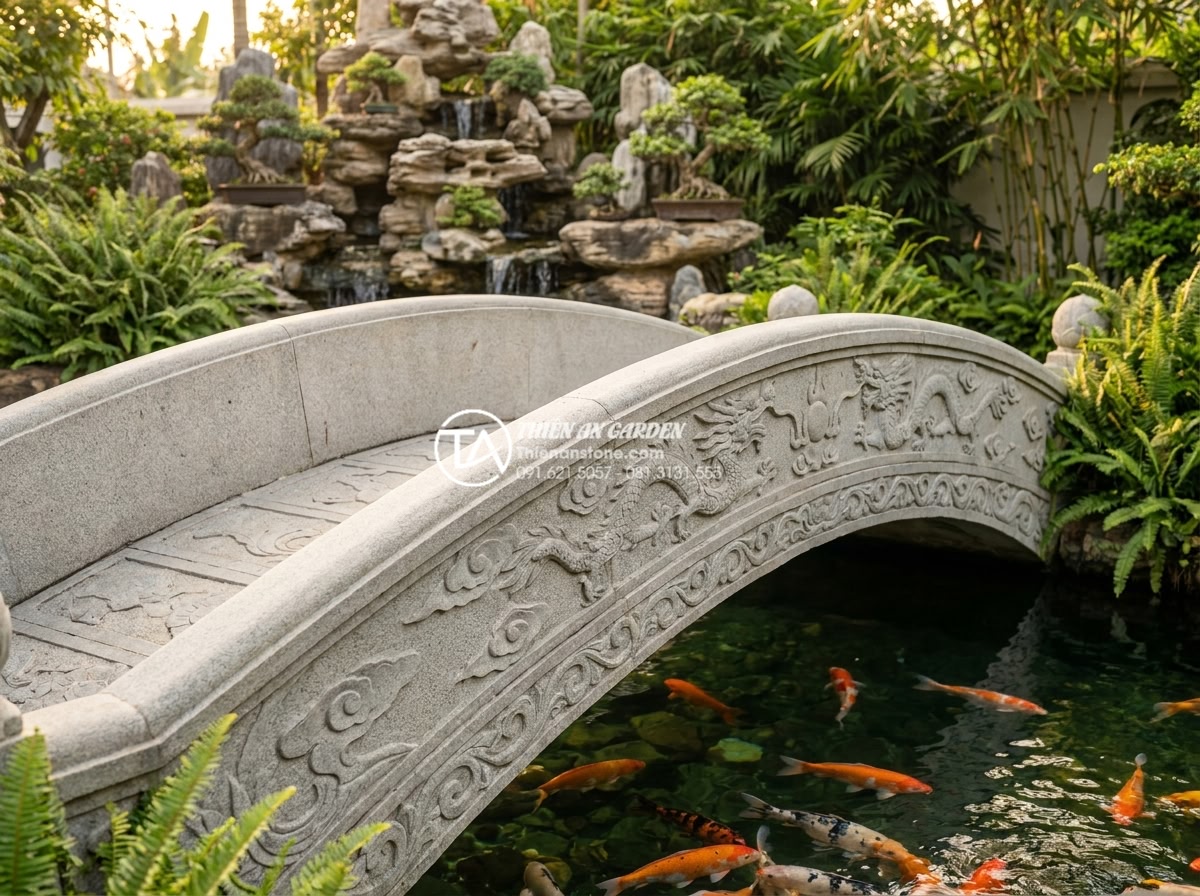 Cách kết hợp cầu đá và hòn non bộ tạo thế 'Sơn Thủy hữu tình' - Hình 2 Cách kết hợp cầu đá và hòn non bộ tạo thế 'Sơn Thủy hữu tình' - Close-up view of elegant natural stone bridge in a lush Vietnamese garden, arche
