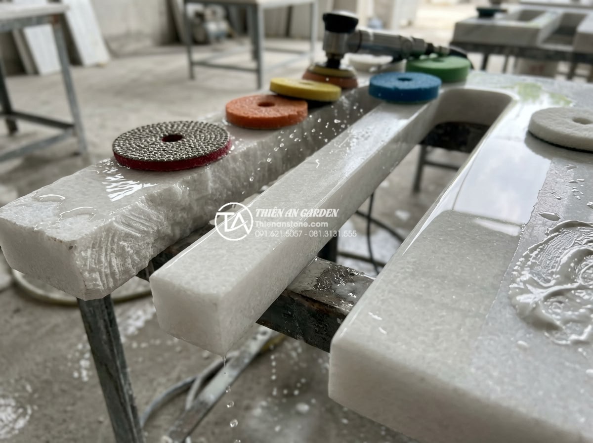 Cách Khoét Lỗ Bàn Đá Chậu Rửa Mặt: Checklist Kỹ Thuật Cho Thợ Thi Công - Detailed close-up of stone edge polishing process on sink cutout, showing progre