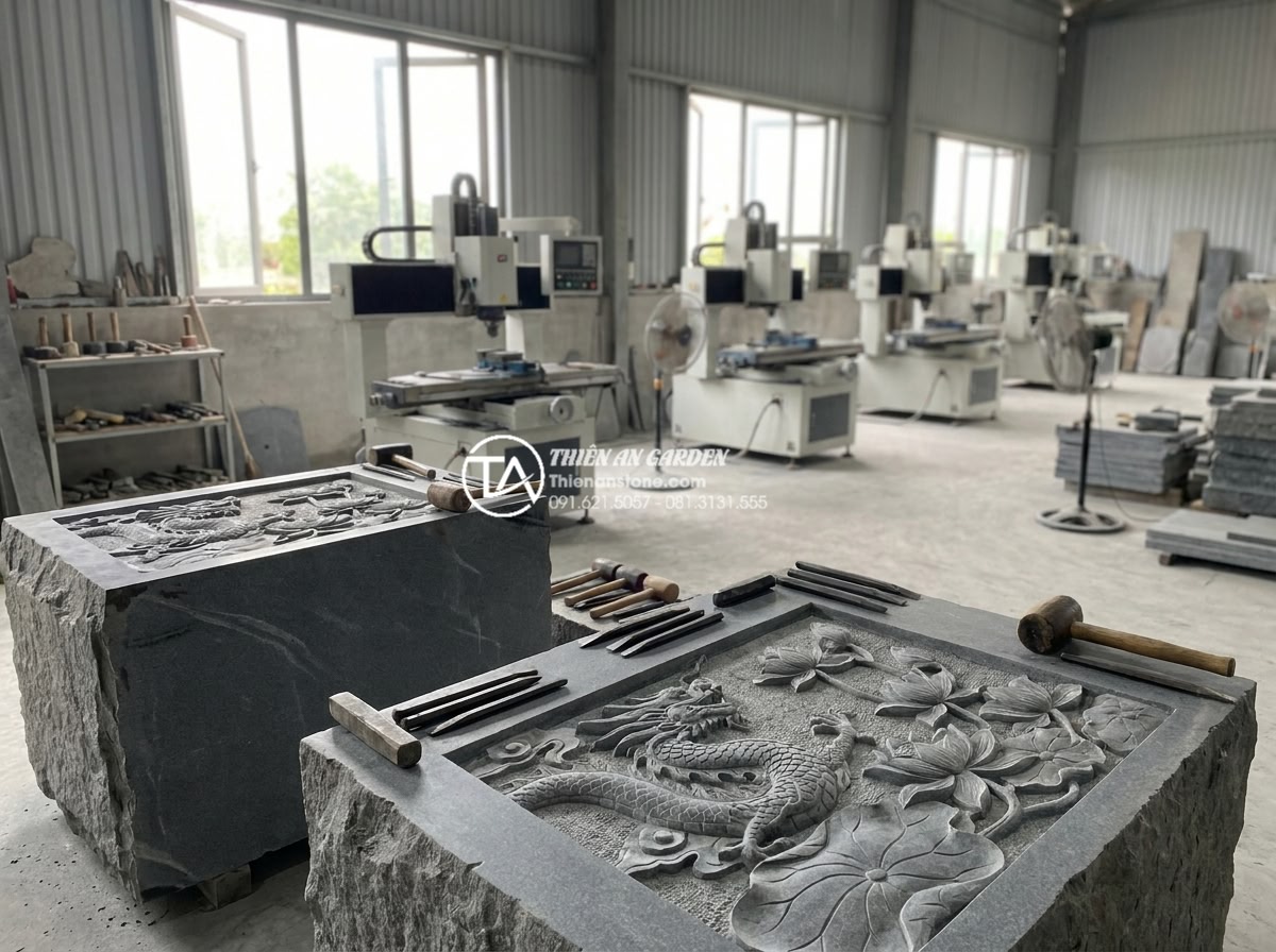 Cầu đá sân vườn một nhịp vs nhiều nhịp: Cách chọn theo diện tích hồ - Hình 7 Cầu đá sân vườn một nhịp vs nhiều nhịp: Cách chọn theo diện tích hồ - Inside view of a professional stone carving workshop in Ninh Binh showing artisa
