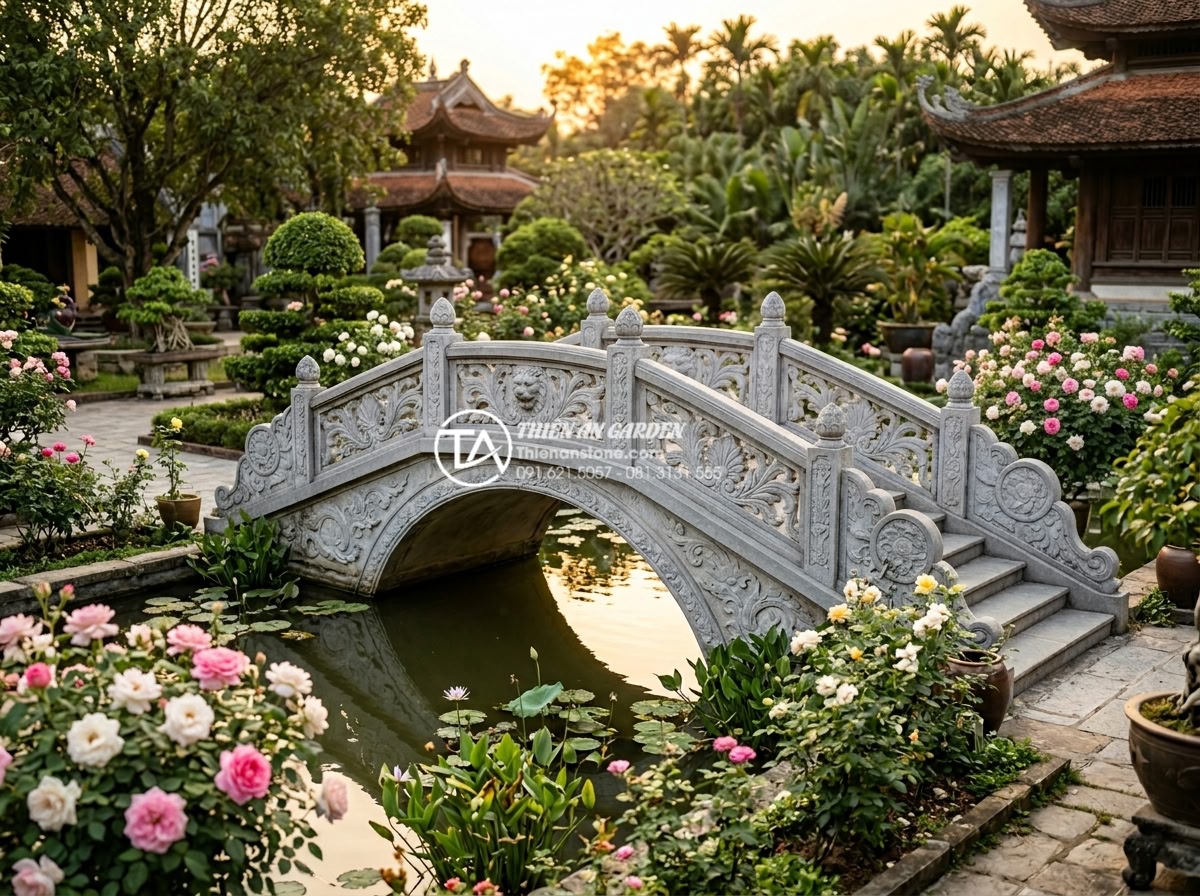 Cầu đá sân vườn phong cách Châu Âu: Khi sự cổ điển hòa quyện cùng thiên nhiên - Hình 1 Cầu đá sân vườn phong cách Châu Âu: Khi sự cổ điển hòa quyện cùng thiên nhiên - Historic European stone garden bridge with classical arched design, ornate carve