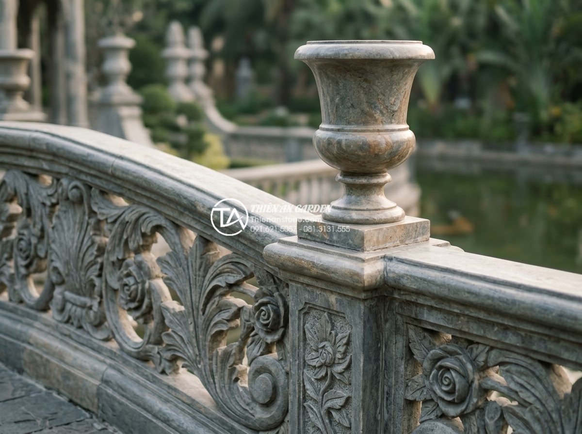 Cầu đá sân vườn phong cách Châu Âu: Khi sự cổ điển hòa quyện cùng thiên nhiên - Hình 3 Cầu đá sân vườn phong cách Châu Âu: Khi sự cổ điển hòa quyện cùng thiên nhiên - Close-up of an elegant European stone bridge balustrade with intricate hand-carv