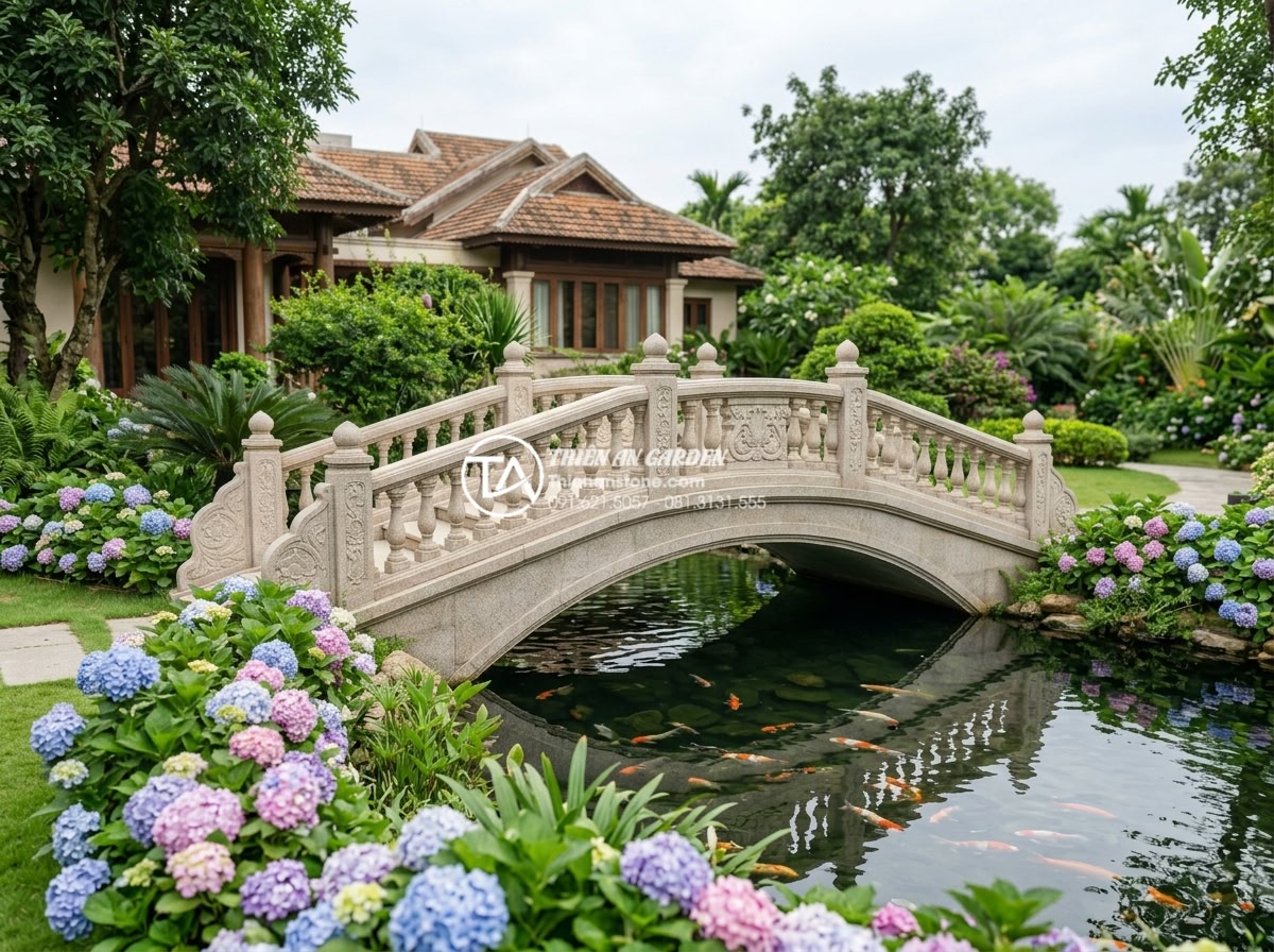 Cầu đá sân vườn phong cách Châu Âu: Khi sự cổ điển hòa quyện cùng thiên nhiên - Hình 4 Cầu đá sân vườn phong cách Châu Âu: Khi sự cổ điển hòa quyện cùng thiên nhiên - Full view of a symmetrical European style stone garden bridge with perfect golde