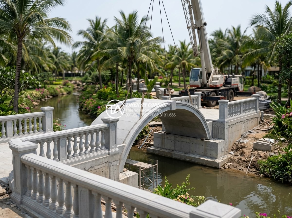 Cầu đá sân vườn phong cách Châu Âu: Khi sự cổ điển hòa quyện cùng thiên nhiên - Hình 8 Cầu đá sân vườn phong cách Châu Âu: Khi sự cổ điển hòa quyện cùng thiên nhiên - Installation of a large European style stone garden bridge at a luxury Vietnames