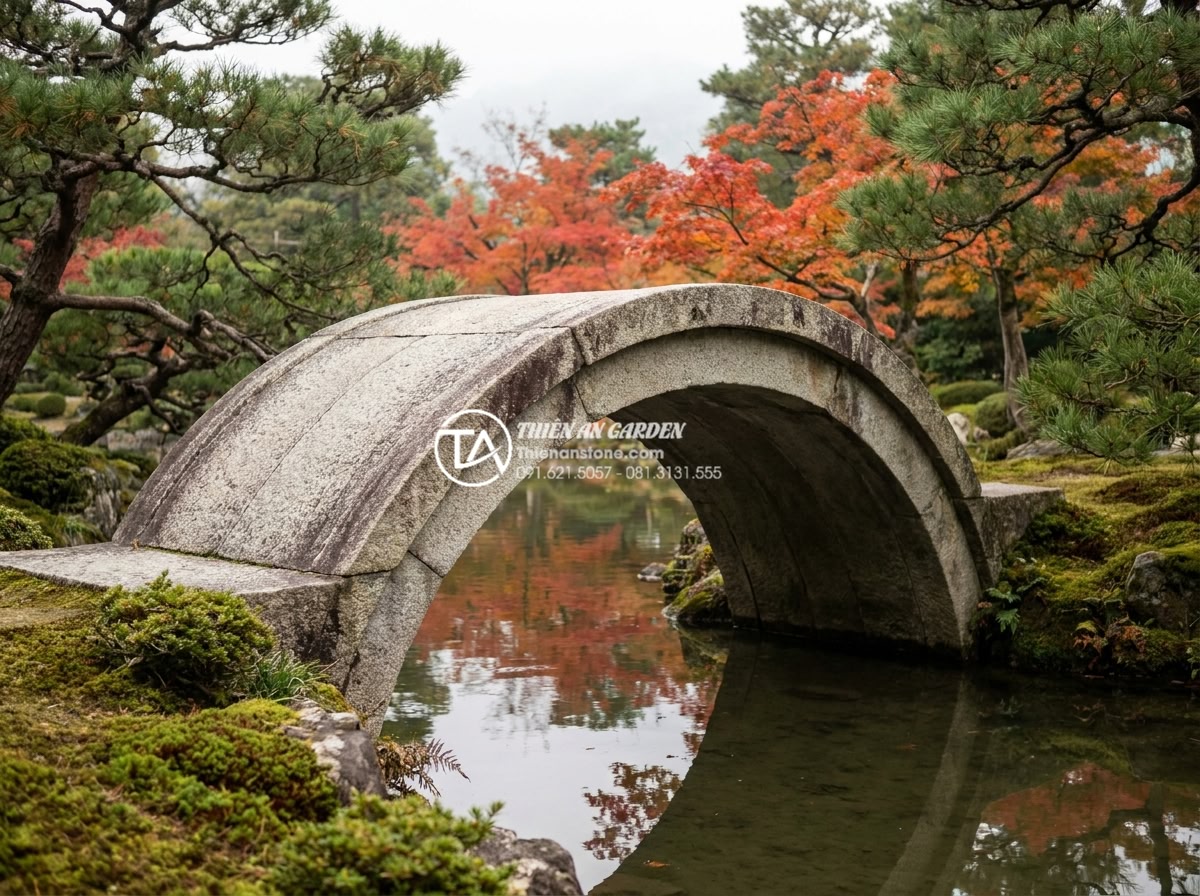 Cầu sân vườn Nhật Bản: Nghệ thuật sắp đặt và triết lý Zen trong cảnh quan - Hình 1 Cầu sân vườn Nhật Bản: Nghệ thuật sắp đặt và triết lý Zen trong cảnh quan - Ancient Japanese Zen garden stone bridge from the Muromachi period, constructed
