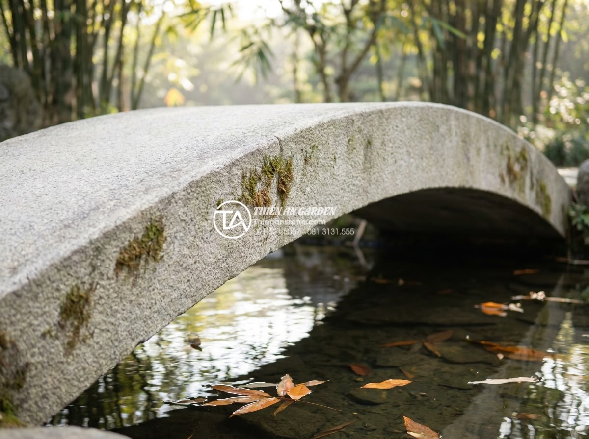 Cầu sân vườn Nhật Bản: Nghệ thuật sắp đặt và triết lý Zen trong cảnh quan - Hình 2 Cầu sân vườn Nhật Bản: Nghệ thuật sắp đặt và triết lý Zen trong cảnh quan - Close-up of a Japanese Zen stone bridge embodying wabi-sabi, weathered natural g