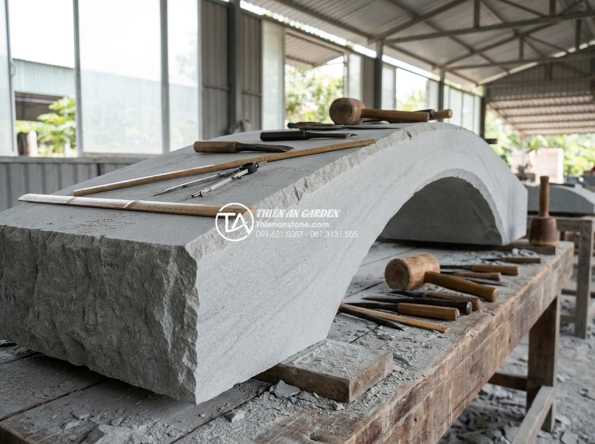 Cầu sân vườn Nhật Bản: Nghệ thuật sắp đặt và triết lý Zen trong cảnh quan - Hình 4 Cầu sân vườn Nhật Bản: Nghệ thuật sắp đặt và triết lý Zen trong cảnh quan - Detailed view of natural granite stone being hand-carved by skilled artisans int