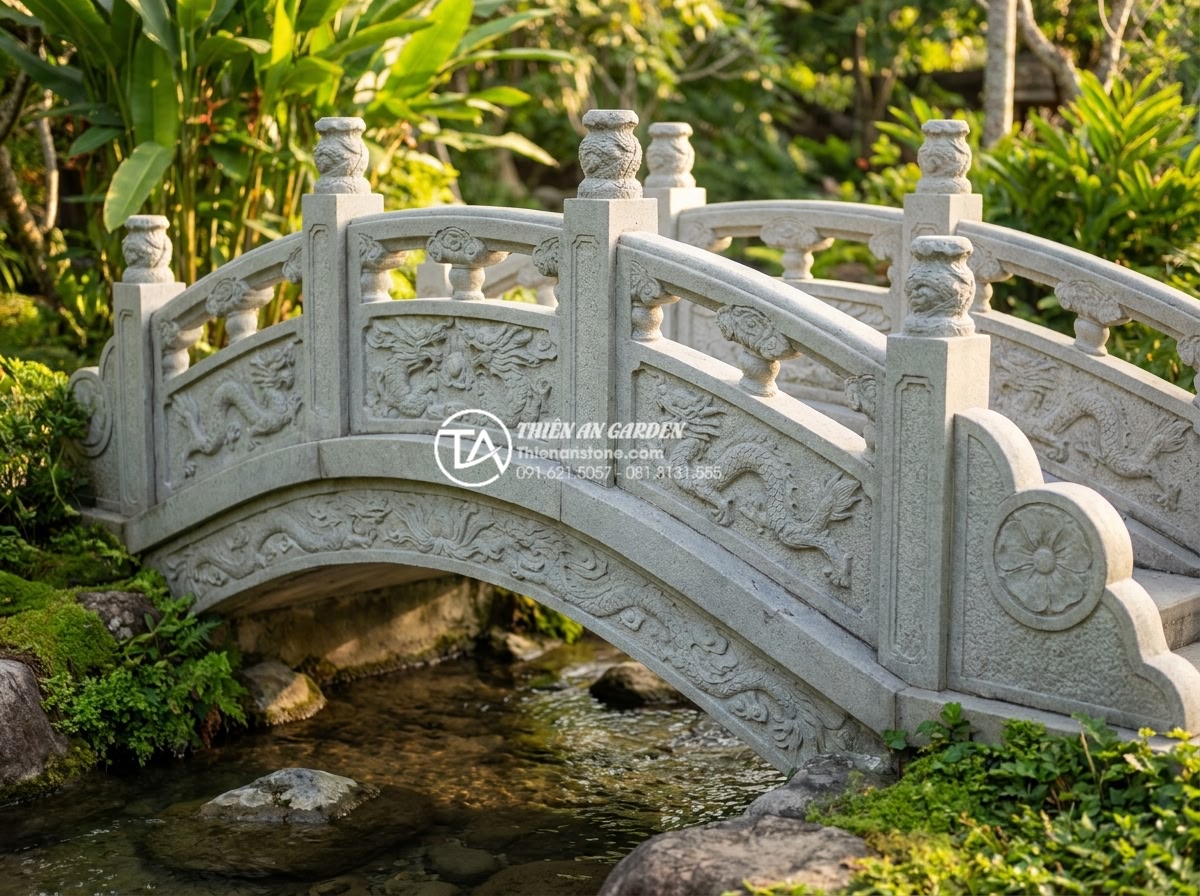Cầu trang trí sân vườn bằng đá tự nhiên: Ưu điểm vượt trội so với gỗ và bê tông - Hình 2 Cầu trang trí sân vườn bằng đá tự nhiên: Ưu điểm vượt trội so với gỗ và bê tông - Close-up detailed shot of a hand-carved natural sandstone garden bridge with int