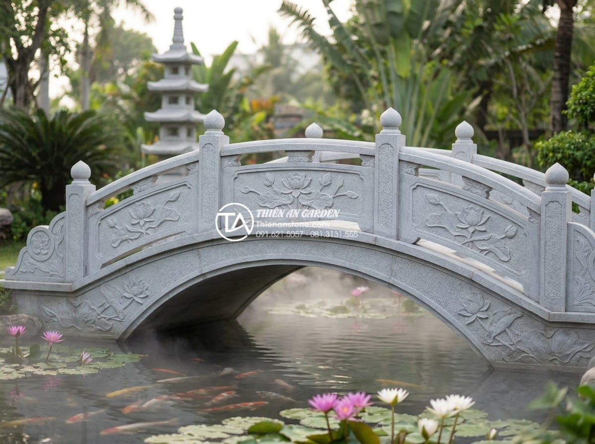 Cầu trang trí sân vườn bằng đá tự nhiên: Ưu điểm vượt trội so với gỗ và bê tông - Hình 3 Cầu trang trí sân vườn bằng đá tự nhiên: Ưu điểm vượt trội so với gỗ và bê tông - Elegant natural marble stone footbridge with delicate lotus flower carvings arch
