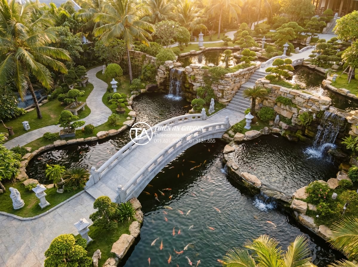 Cầu trang trí sân vườn bằng đá tự nhiên: Ưu điểm vượt trội so với gỗ và bê tông - Hình 4 Cầu trang trí sân vườn bằng đá tự nhiên: Ưu điểm vượt trội so với gỗ và bê tông - Aerial view of a sophisticated natural granite garden bridge integrated into a l